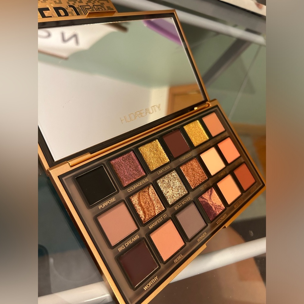 HUDA BEAUTY Empowered Eyeshadow Palette - Gold - Picture 4 of 10